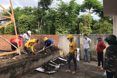 Để chuẩn bị cho các em đến trường ban đại diện cha mẹ học sinh kết hợp cùng giáo viên chủ nhiệm cùng đoàn thanh niên tổ chức lao động trường lớp.